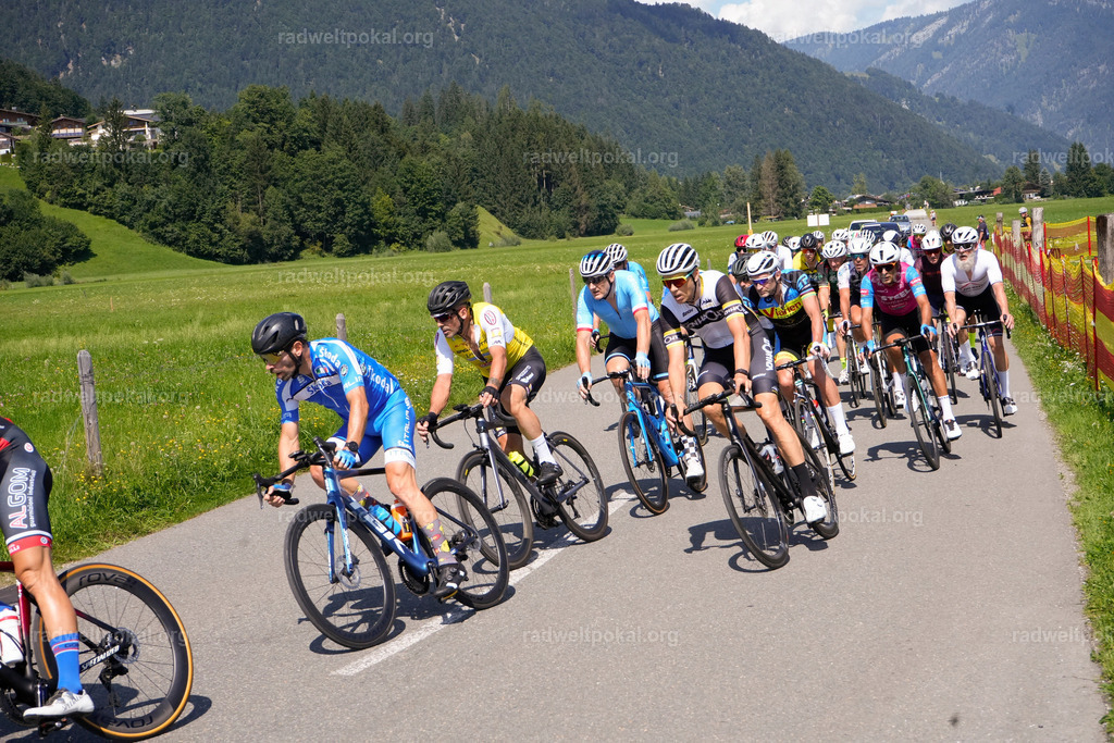 606_20230817_Bewerb_Maenner_Muehlanger | AUT - OESTERREICH, 2023-08-16: SPORT RENNRAD-FAHREN - 55. INTERNATIONALER RADWELTPOKAL IN ST. JOHANN IN TIROL  - Vintage-Radrennen mit WM-Bronze-Medaillen-Siegerin Christina Schweinberger, den Teilnehmer und Alexander Baumann (vom Orginastions-Team) - TAG 2 BEWERB MAENNER IN SECHS GRUPPEN  ; Foto: Roland Muehlanger