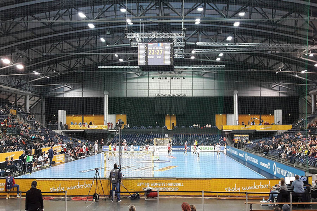 Foto: Leipzig - Arena Leipzig | Das Team hinter BILDLEXIKON LEIPZIG bündelt historische wie aktuelle Informationen über die Stadt Leipzig in Text und Bild auf einer Plattform und stellt diese der interessierten Öffentlichkeit zur Verfügung.