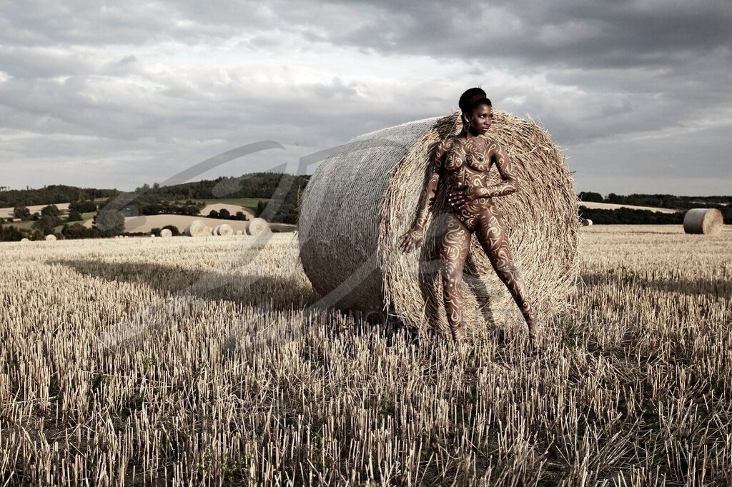 AgrarArt-GOLDFELD_0579 | #008 | Modell: Clémentine | Foto: Tschiponnique Skupin  - Realisiert mit Pictrs.com