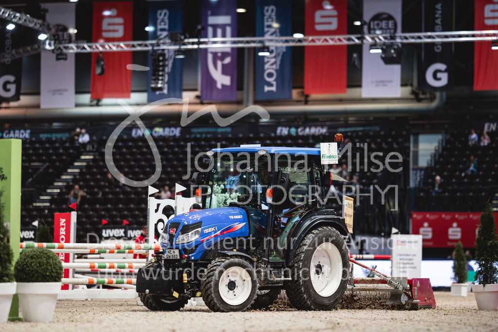240119_Leipzig_Tractor-534 | Deine schönsten Turniermomente als professionelle Fotos! Entdecke hochwertige Pferdesport-Fotografie im Online-Shop. Jetzt Fotos finden & bestellen!