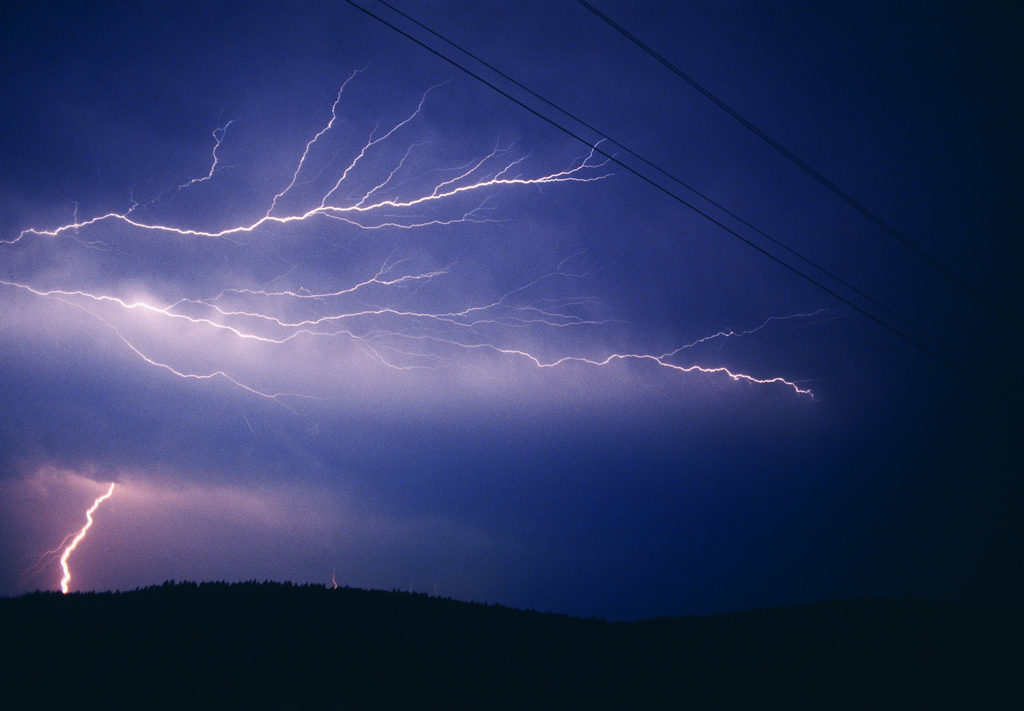 01995 BlitzwolkeJuli 10 2023 | Gewitter über den Bergen im Valle Verzasca, Lavertezzo. Doppelentladung von Blitzen