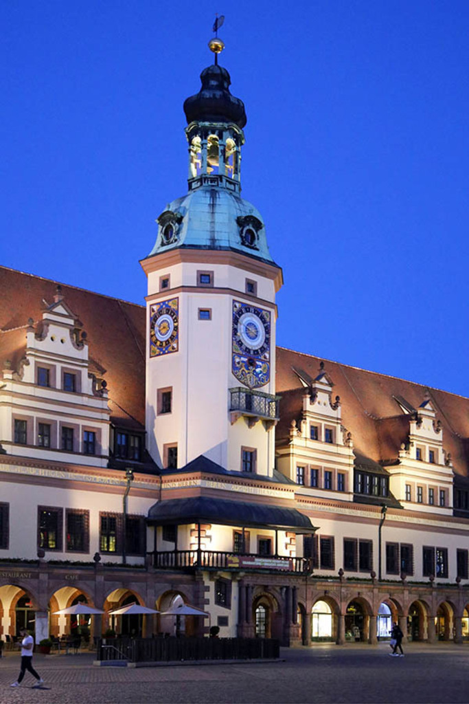 Bildlexikon Leipzig - Altes Rathaus bei Nacht | Das Team hinter BILDLEXIKON LEIPZIG bündelt historische wie aktuelle Informationen über die Stadt Leipzig in Text und Bild auf einer Plattform und stellt diese der interessierten Öffentlichkeit zur Verfügung.