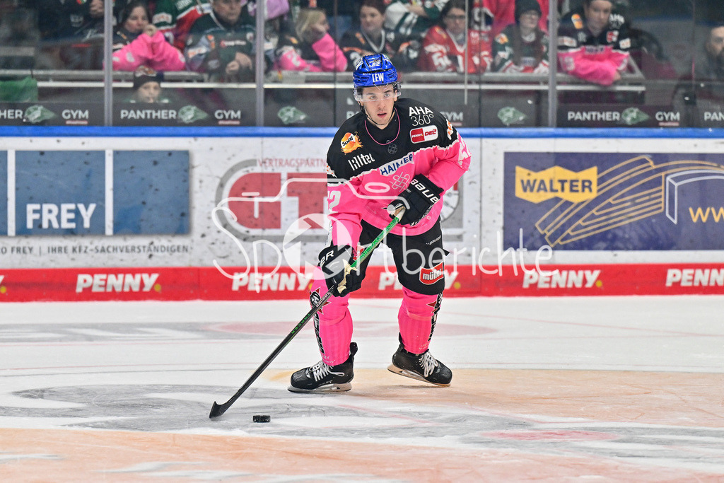 Augsburger Panther - Straubing Tigers | am Puck Christian HANKE (Augsburger Panther #25) / Freisteller / Einzelfoto / DEL: Augsburger Panther - Straubing Tigers, Curt Frenzel Stadiom am 20.10.2024