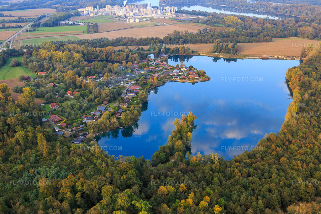 Aerial view: Weekend houses at Etang des Chalets du Lac in Beinheim in the state Bas-Rhin, France. – Photo: IMG_074432.jpg taken on 10/04/2014 by Werner Riehm/FLY-FOTO.com – Resolution of the original: 5472 x 3648 px