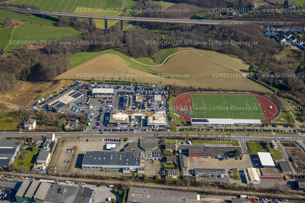 Velbert240301639 | Luftbild, Fußballstadion und Leichtathletikstadion Ernst-Adolf-Sckar Platz, SV Union Velbert Sportverein, Landesbetrieb Straßen.NRW - Straßenmeisterei Velbert, Gewerbegebiet Nevigeser Straße, Autohaus Schultz, Autohaus Dresen und Autohaus Lueg, hinten die Autobahn-Talbrücke Grundbach der Autobahn A535, Grossehöhe, Velbert, Ruhrgebiet, Nordrhein-Westfalen, Deutschland