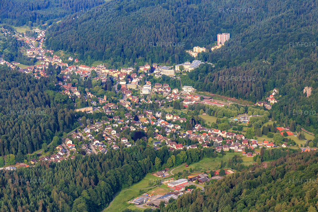 Luftbild: Ortsansicht von Nordosten im Ortsteil Bleiche in Bad Herrenalb im Bundesland Baden-Württemberg in Deutschland. Foto: IMG_079747.jpg vom 31.05.2015 durch Werner Riehm/FLY-FOTO.de