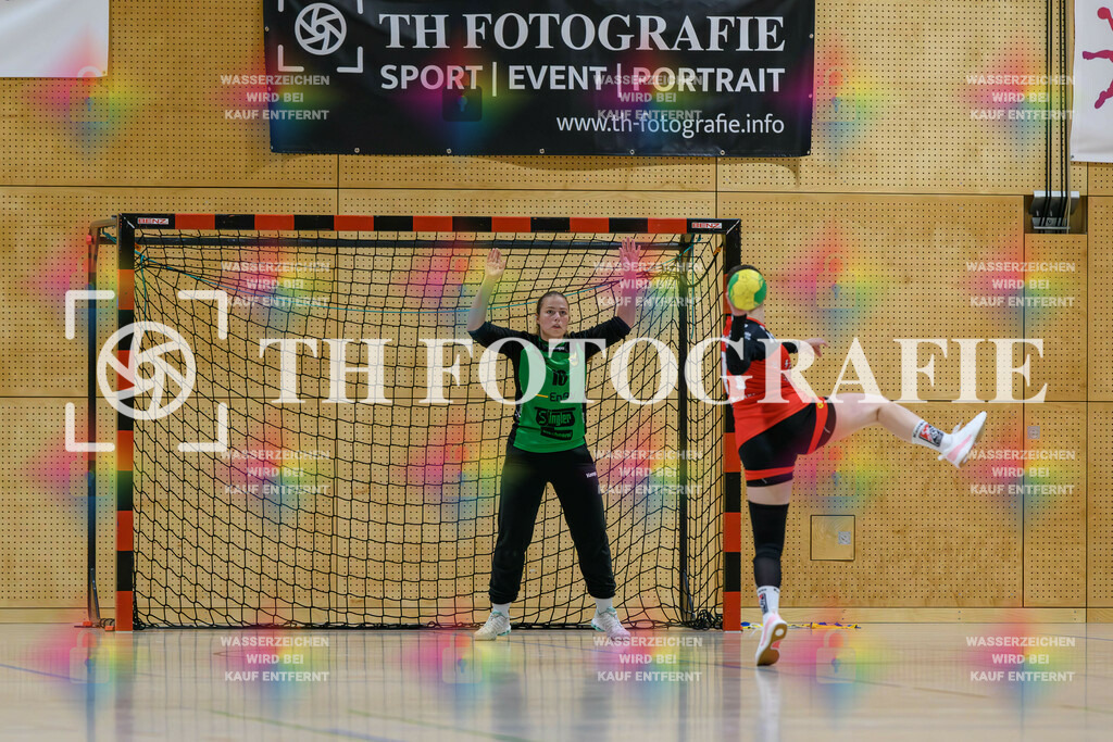 GER, SG Maulburg/Steinen - SV Allensbach 2, Handball, Suedbadenliga, 2. Spieltag, Saison 2023/2024, 14.10.2023 | Sharena Hasler (SG Maulburg/Steinen, #77) beim 7m Wurf gegen Jana Scheuch (SV Allensbach 2, #16)

GER, SG Maulburg/Steinen - SV Allensbach 2, Handball, Suedbadenliga, 2. Spieltag, Saison 2023/2024, 14.10.2023

Foto: TH Fotografie/Thomas Hess
