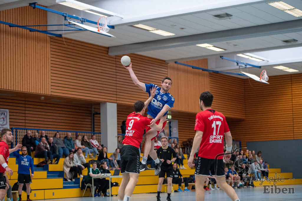 VfL Rastede-TvdH Oldenburg 2 | Landesliga Männer ;VfL Rastede (blau)-TvdH Oldenburg 2 (rot) am 15.04.2023 in Rastede (Mehrzweckhalle Feldbreite), Deutschland, Photo: Philip Eiben 2023 - Realisiert mit Pictrs.com