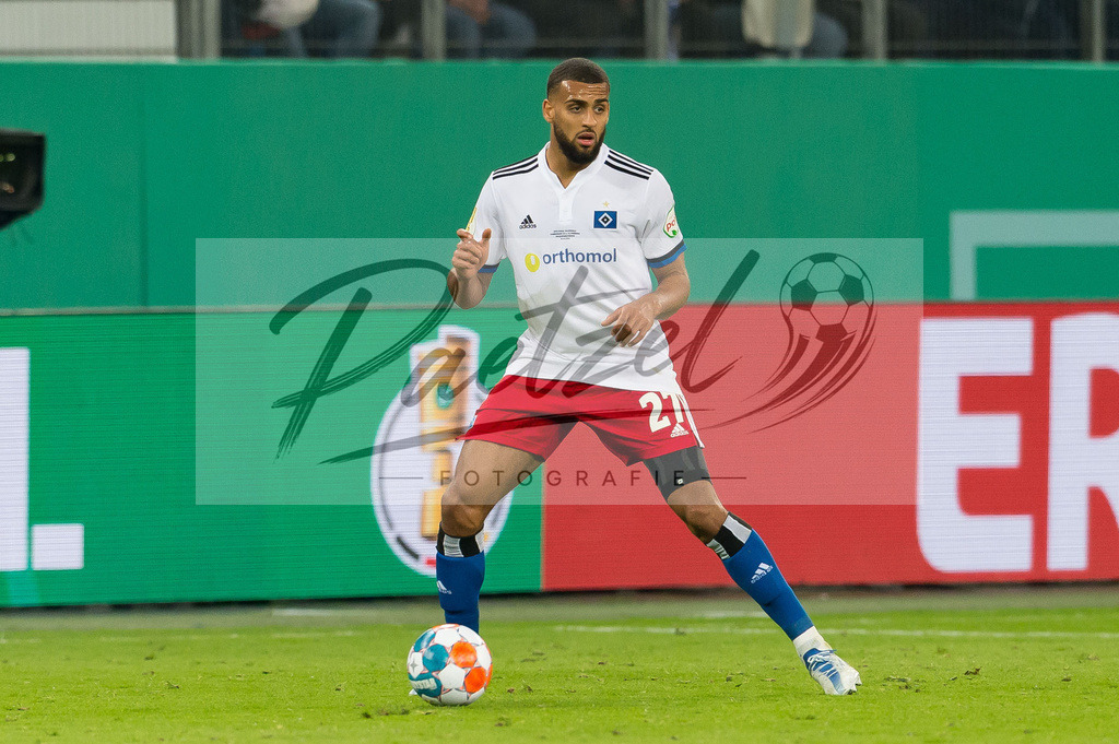HSVSCF20220419_404 | Fussball, Herren: Josha Vagnoman (Hamburger SV) in Aktion, am Ball, Einzelaktion beim DFB-Pokal-Halbfinalspiel zwischen Hamburger SV und SC Freiburg im Volksparkstadion am 19.04.2022 in Hamburg, Deutschland.DFB / DFL REGULATIONS PROHIBIT ANY USE OF PHOTOGRAPHS AS IMAGE SEQUENCES AND/OR QUASI-VIDEO. - Realisiert mit Pictrs.com