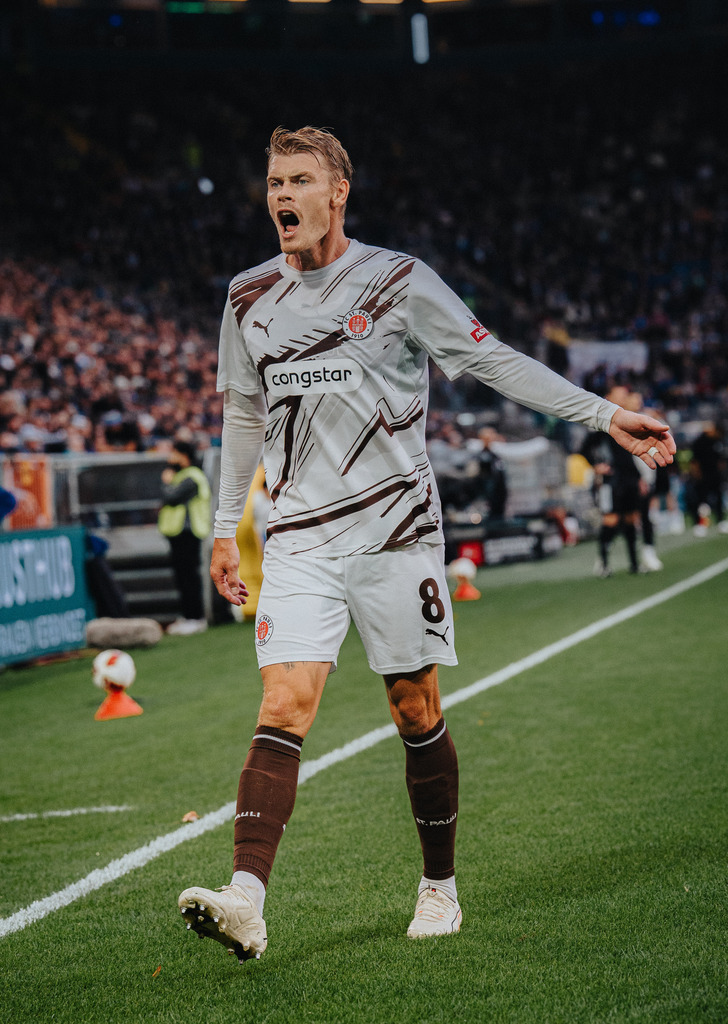 FCS01902 | Der offizielle Shop für FC St. Pauli Fotos. Wähle aus Spielszenen & Fanmomenten dein FCSP Wunschformat. Wir liefern Millerntor-Atmosphäre.