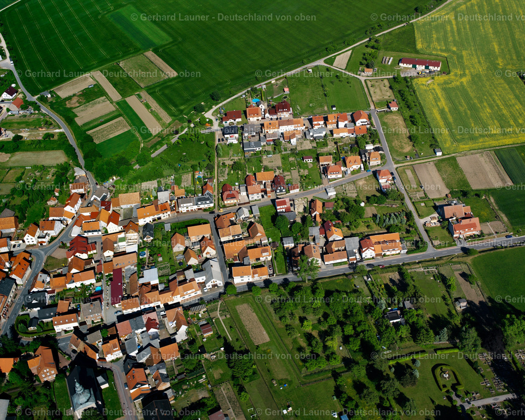 2634572 | HEUTHEN 09.06.2006 Landwirtschaftliche Nutzflächen und Feldgrenzen  umsäumen das Siedlungsgebiet des Dorfes in Heuthen im Bundesland Thüringen, Deutschland // Agricultural land and field boundaries surround the settlement area of the village  in Heuthen in the state Thuringia, Germany Foto: Gerhard Launer