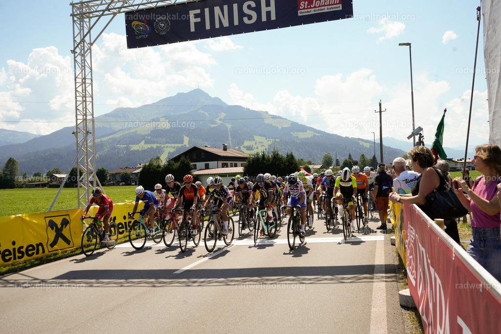 440_20230817_Bewerb_Maenner_Muehlanger | AUT - OESTERREICH, 2023-08-16: SPORT RENNRAD-FAHREN - 55. INTERNATIONALER RADWELTPOKAL IN ST. JOHANN IN TIROL  - Vintage-Radrennen mit WM-Bronze-Medaillen-Siegerin Christina Schweinberger, den Teilnehmer und Alexander Baumann (vom Orginastions-Team) - TAG 2 BEWERB MAENNER IN SECHS GRUPPEN  ; Foto: Roland Muehlanger