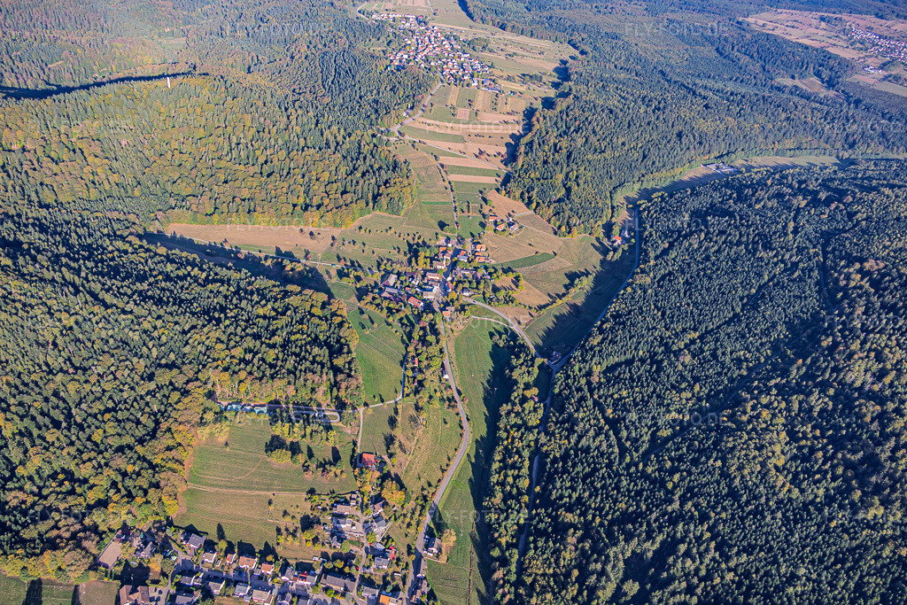 Luftbild: Moosalbtal aus Südosten mit Ortsteil Moosbronn und Althof im Ortsteil Freiolsheim in Gaggenau im Bundesland Baden-Württemberg in Deutschland. – Foto: IMG_159591.jpg vom 27.09.2026 durch Werner Riehm/FLY-FOTO.de – Auflösung des Originals: 5943 x 3962 px