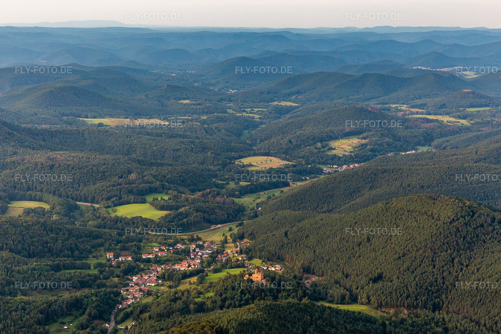 Luftbild: Burg Berwartstein in Erlenbach bei Dahn im Bundesland Rheinland-Pfalz in Deutschland. Foto: IMG_128454.jpg vom 21.08.2021 durch Werner Riehm/FLY-FOTO.de