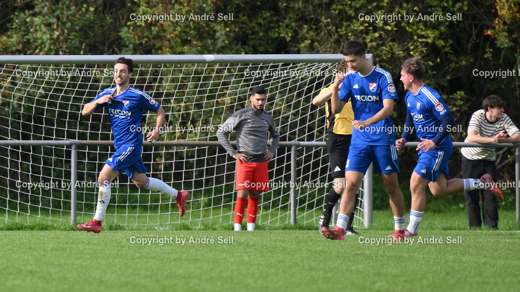 SpVg Eidertal Molfsee vs Inter Türkspor Kiel | Enes Jasari (Molfsee #30) läuft nach erfolgreichem Elfmeter zum 3-0 Richtung eigene Fans / Fußball-Landesliga Schleswig Männer 2026/2027 / SpVg Eidertal Molfsee vs Inter Türkspor Kiel / Platz A / Molfsee / 03.10.26 - Realisiert mit Pictrs.com