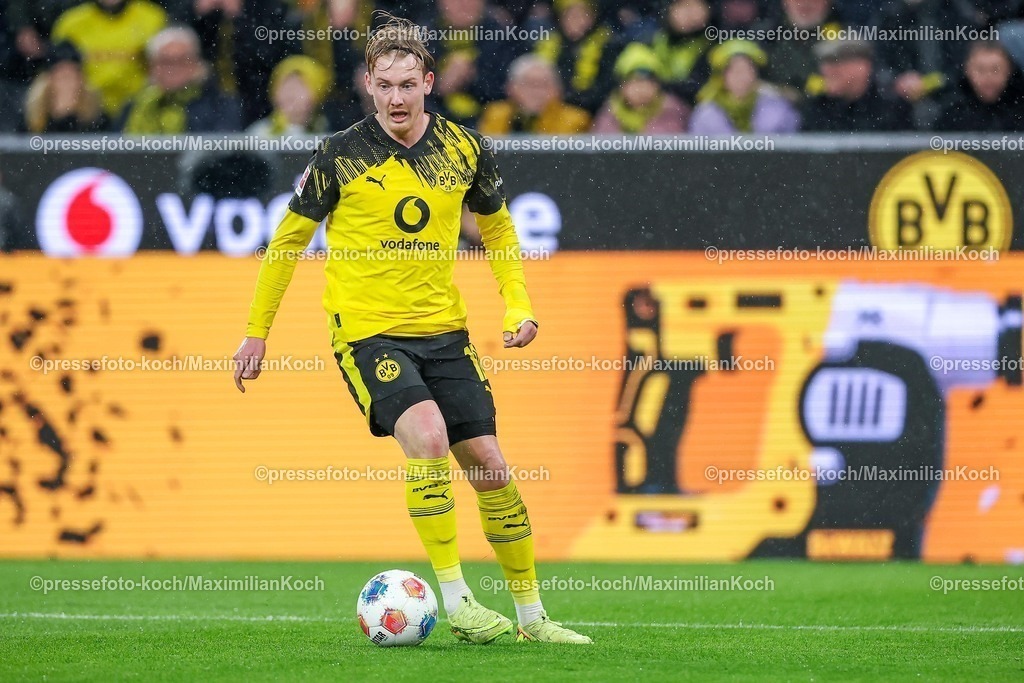 BVB07122501056 | 07.12.2025, Fußball, Borussia Dortmund - TSG 1899 Hoffenheimt, 1. Fußball Bundesliga, 13. Spieltag, Signal Iduna Park, Saison 2025 2026: Julian Brandt&nbsp;(BVB #10)  DFB regulations prohibit any use of photographs as image sequences and or quasi-video.