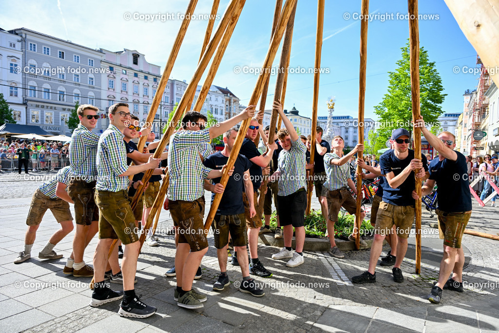Hauptplatz Linz_ Aufstellen Maibaum 2024_ 30.04.2024-5 | 30.04.2024, Hauptplatz Linz, AUT, Aufstellen Maibaum 2024, im Bild aufstellen des Maibaum 2024 am Hauptplatz Linz