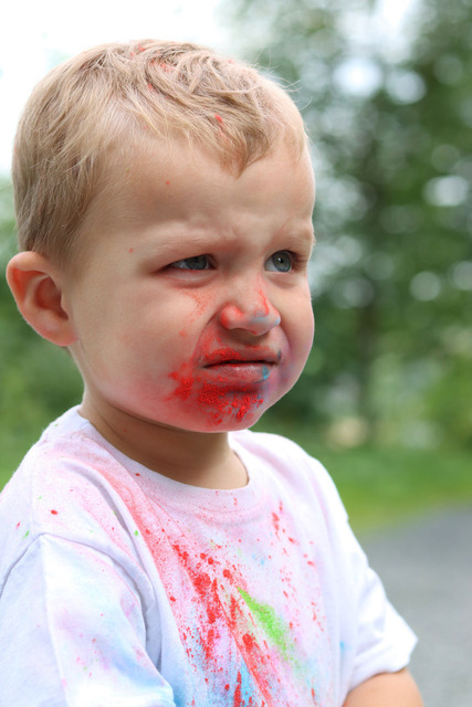 Schmeckt nicht so gut? | Auch der kleine Bruder durfte auf dem Geburtstag der Schwester ordentlich mithelfen. :) - Realisiert mit Pictrs.com