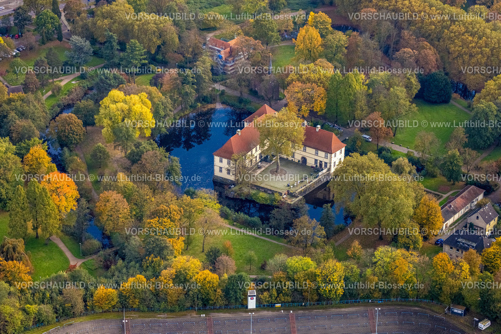 Herne241015806 | Luftbild, Wasserschloss Strünkede und herbstlicher Wald, Baukau, Herne, Ruhrgebiet, Nordrhein-Westfalen, Deutschland