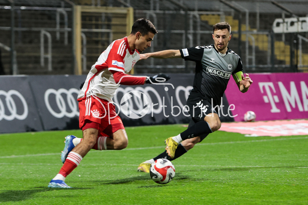 FC Bayern Amateure - SV Wacker Burghausen | Lucas Fernando COPADO SCHROBENHAUSER (FCB #9) im Duell mit Christoph SCHULZ (Wacker #31) / Zweikampf