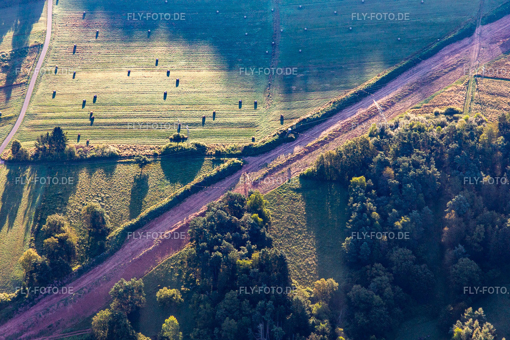 Trasse zur Neuerrichtung des Teilstücks der Trans-Europa-Naturgas-Pipeline (TENP-I zwischen den Niederlanden und der Schweiz) auf 51 km Länge zwischen Mittelbrunn und Klingenmünster | Luftbild: Trasse zur Neuerrichtung des Teilstücks der Trans-Europa-Naturgas-Pipeline (TENP-I zwischen den Niederlanden und der Schweiz) auf 51 km Länge zwischen Mittelbrunn und Klingenmünster in Spirkelbach im Bundesland Rheinland-Pfalz in Deutschland. Foto: IMG_143066.jpg vom 06.08.2024 durch ©2025 Werner Riehm fly-foto.de/copyright - Realisiert mit Pictrs.com