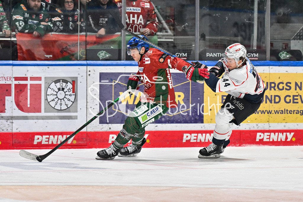 Augsburger Panther - Nürnberg Ice Tigers | AUGSBURG, GERMANY - 23. DECEMBER: im Duell Kyle MAYHEW (Augsburger Panther 27) und Josef EHAM (Nürnberg Ice Tigers 44) während dem Match zwischen den Augsburger Panthern und den Nürnberg Ice Tigers am 31. Spieltag der Penny DEL im Curt Frenzel Stadion