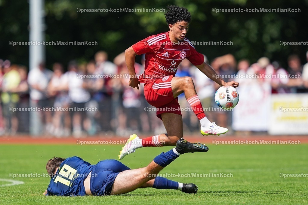 xYDR29062501011 | 29.06.2025, xydrx, Fußball, SC St. Tönis - Fortuna Düsseldorf, Testspiel, Jahn-Sport-Anlage: Kris Poestges (SC St. Tönis #19) im Zweikampf gegen Hamza Anhari (Fortuna Düsseldorf #40)