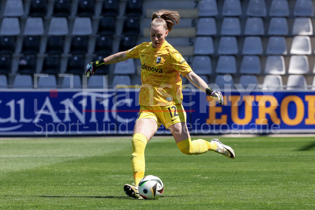 Fussball, Google Pixel Frauen-Bundesliga, SC Freiburg - SV Werder Bremen | Rafaela Borggräfe (Torhüterin, Torwart, SC Freiburg, 12) am Ball, Freisteller, Einzelbild, Ganzkörper, Aktion, Action, Spielszene, DIE DFB-RICHTLINIEN UNTERSAGEN JEGLICHE NUTZUNG VON FOTOS ALS SEQUENZBILDER UND/ODER VIDEOÄHNLICHE FOTOSTRECKEN. DFB REGULATIONS PROHIBIT ANY USE OF PHOTOGRAPHS AS IMAGE SEQUENCES AND/OR QUASI-VIDEO.