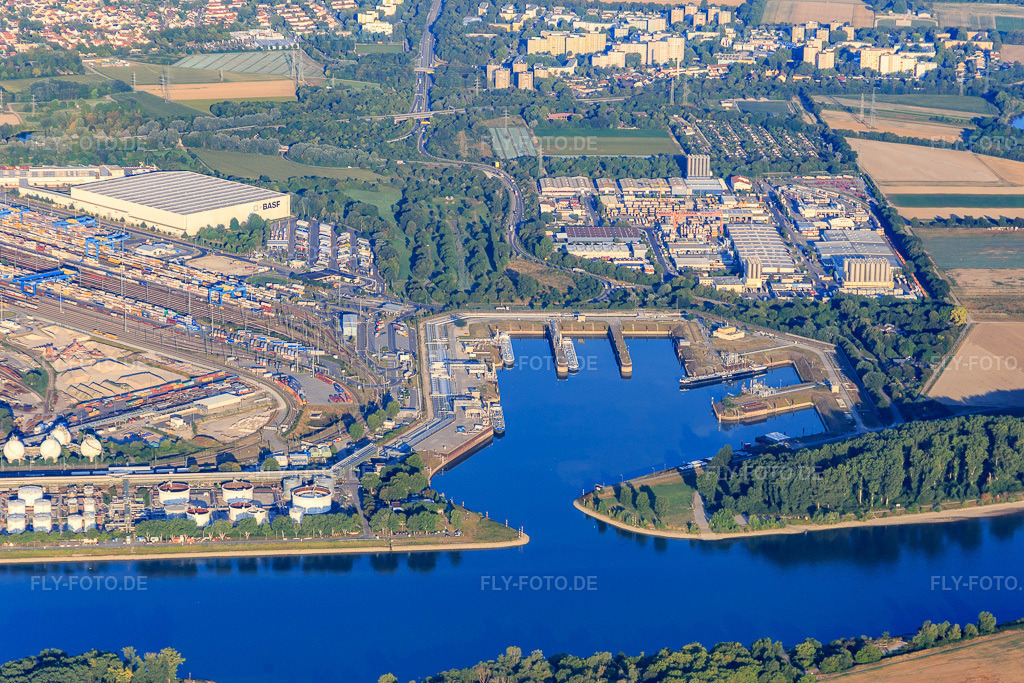 Luftbild: BASF Tor 15 mit Güterbahnhof und Industriehafen am Rhein im Ortsteil BASF in Ludwigshafen im Bundesland Rheinland-Pfalz in Deutschland. Foto: IMG_109493.jpg vom 31.07.2018 durch Werner Riehm/FLY-FOTO.deWWW.BASF.COM