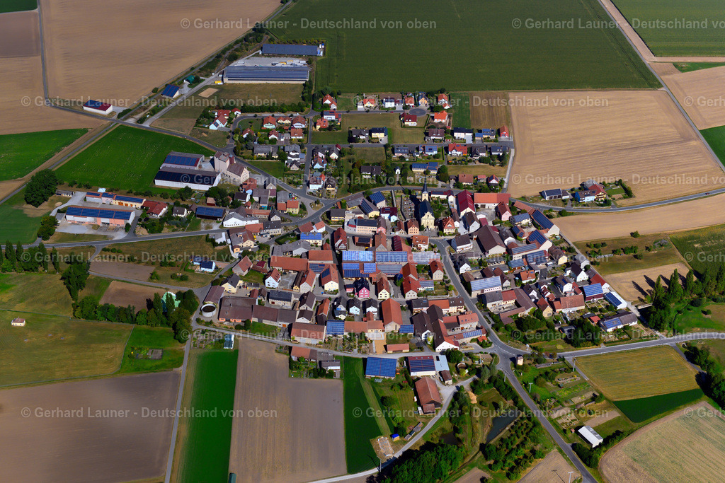 3650475 | RITTERSHAUSEN 13.09.2016 Landwirtschaftliche Nutzflächen und Feldgrenzen  umsäumen das Siedlungsgebiet des Dorfes in Rittershausen im Bundesland Bayern, Deutschland // Agricultural land and field boundaries surround the settlement area of the village  in Rittershausen in the state Bavaria, Germany Foto: Gerhard Launer