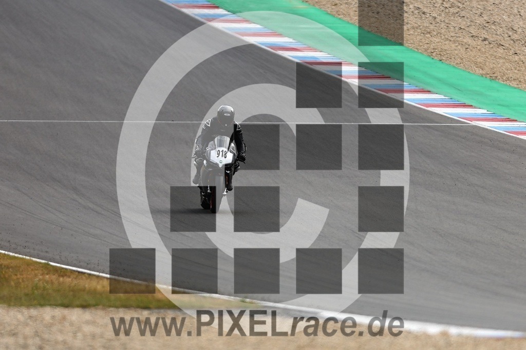 0918-20250830_06994 | Schöne Erinnerungen an spannende Momente - das festzuhalten ist unser Job. PIXELrace.de ist seit 2003 auf den Rennstrecken Europas unterwegs um die Action draußen beim Fahren und die wunderbare Stimmung imm Fahrerlager für euch einzufangen.