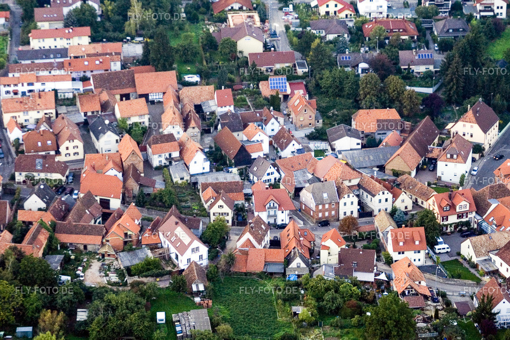 Arzheimer Hauptstr | Luftbild: Arzheimer Hauptstr im Ortsteil Arzheim in Landau im Bundesland Rheinland-Pfalz in Deutschland. Foto: IMG_4102.jpg vom 23.09.2006 durch Werner Riehm/FLY-FOTO.de - Realisiert mit Pictrs.com
