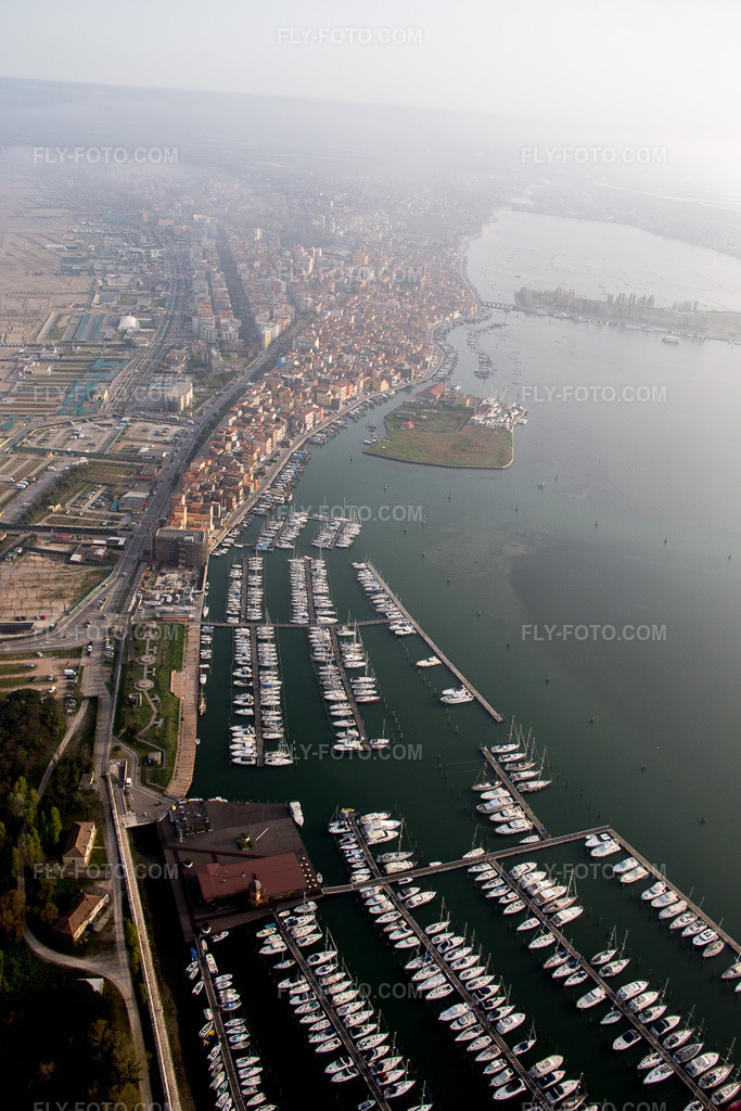 Aerial view: Sottomarina in Faro in the state Veneto, Italy.Photo: IMG_087569.jpg taken on 04/06/2016 by Werner Riehm/FLY-FOTO.comResolution of the original: 3648 x 5472 px