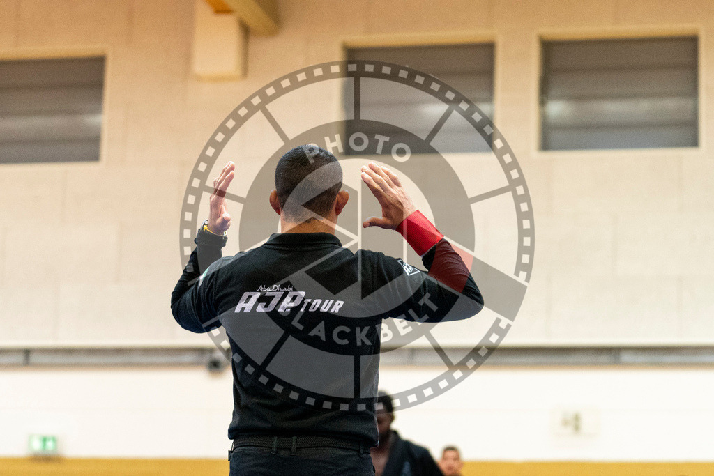 20231118PBB12293 | Fighters compete during the AJP Tour 600 Frankfurt Championship in Frankfurt/Main, Germany, on November 18, 2023.