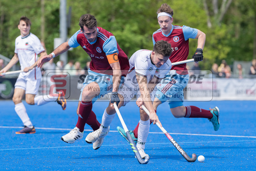 HK_20240414_100455 | 1. Bundesliga Hockey Herren Crefelder HTC - UHC Hamburg am 14.4.2024 CHTC, Krefeld , Benedikt Schwarzhaupt ( UHC Hamburg #8 ) , Julius Hayner ( Crefelder HTC #6 )