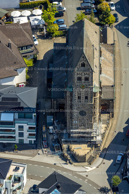 Olsberg240503161 | Luftbild, kath. Pfarrkirche St. Nikolaus, Baustelle mit Baugerüst am Eingang, Olsberg, Sauerland, Nordrhein-Westfalen, Deutschland