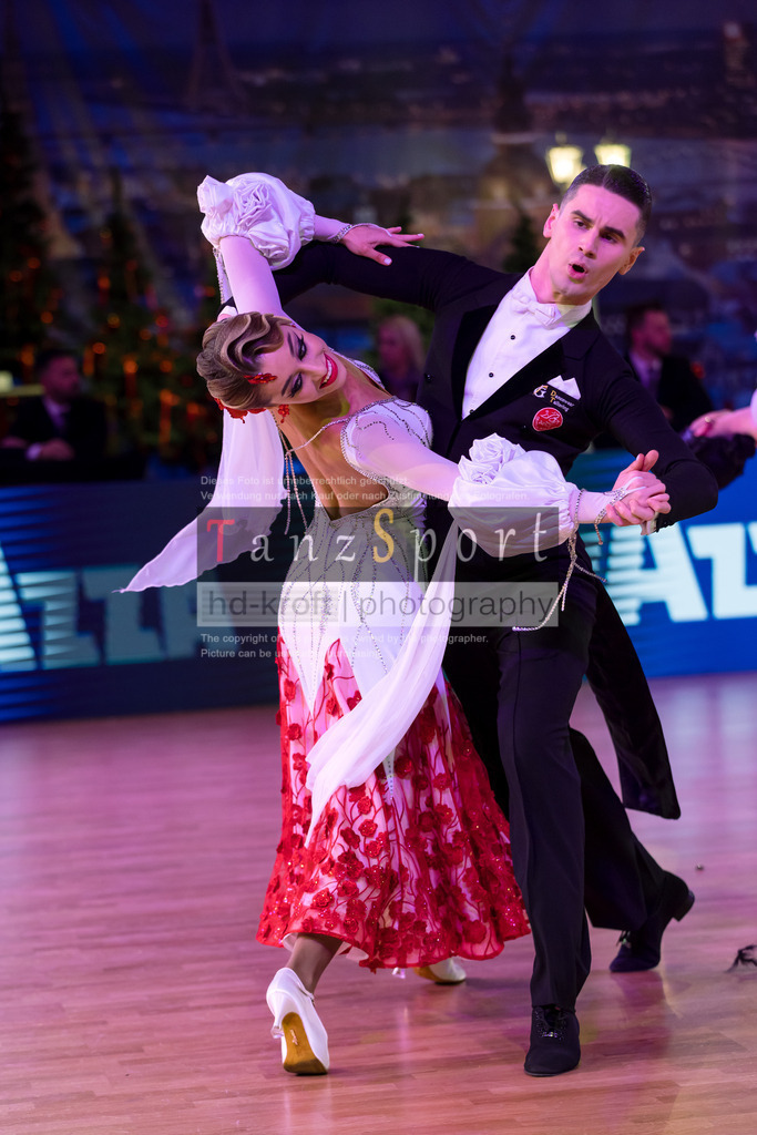 20241215_WDSF_Int_Open_Std-Riga-9798 | Tanzsportbilder, Standardtanz, Lateintanz, WDSF, DTV, LTVB, dancecomp, goc, hessen tanzt, blaues band der spree, walzer, tango, wiener walzer, slowfox, quickstepp, samba, rumba, cha-cha-cha, paso doble. jive, hd-kroft photography, turniertanzsport