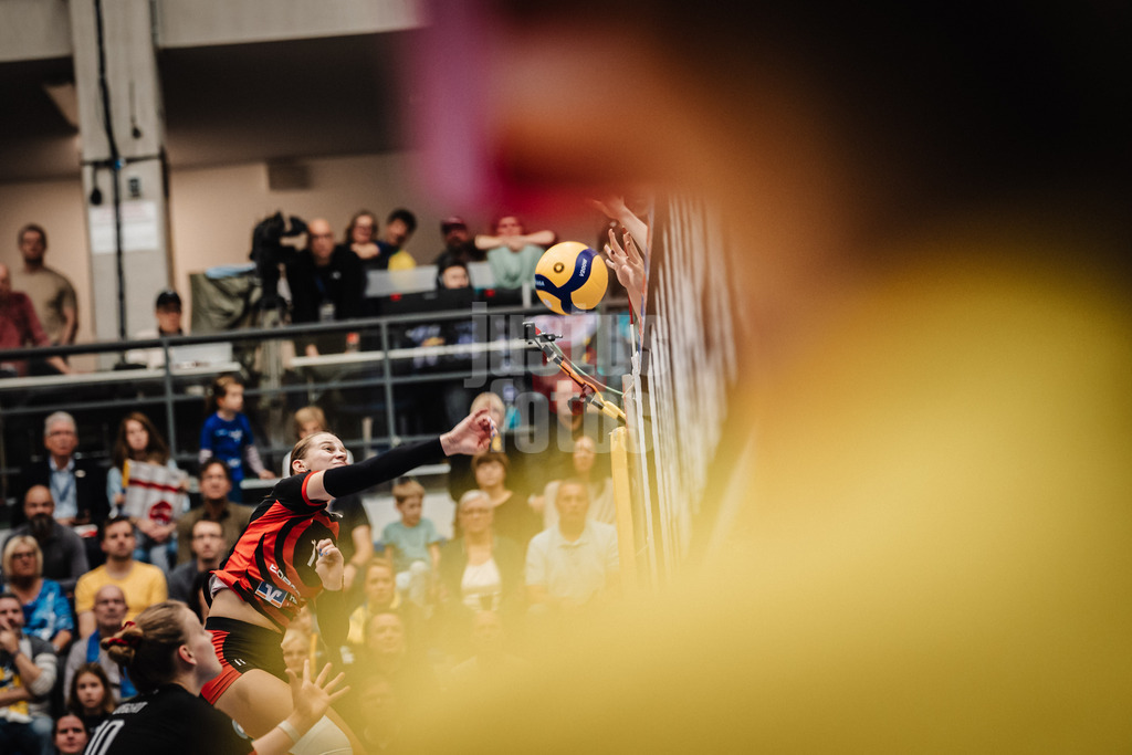 Volleyball | Frauen | Saison 2025/2026 | Volleyball Bundesliga | SSC Palmberg Schwerin vs. ETV Hamburger Volksbank Volleys | 18.10.2025 | Svea Frobel (#11, ETV Hamburger Volksbank Volleys) beim Angriff