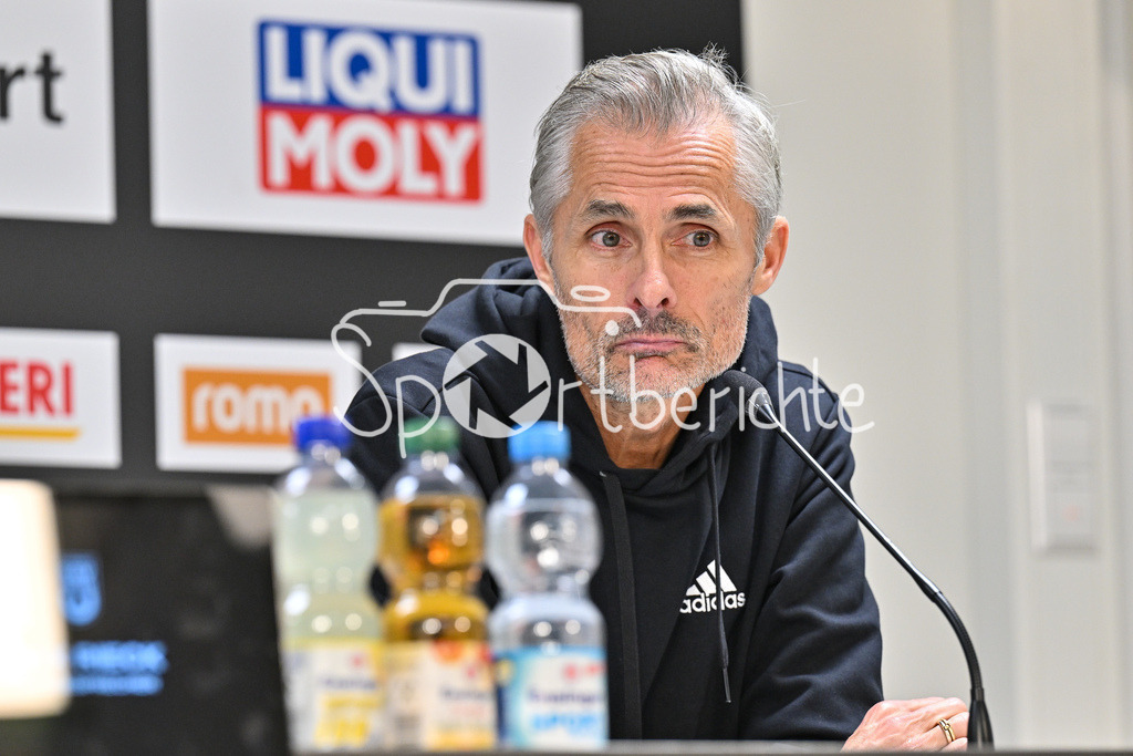 SSV Ulm 1846 Fussball - FC Schalke 04 | Im Bild FC Schalke Trainer Kees Van WONDEREN auf der Pressekonferenz nach dem 0-0 in Ulm / Freisteller / Einzelfoto / 2. Bundesliga: SSV Ulm 1846 Fussball - FC Schalke 04, Donaustadion am 01.11.2024