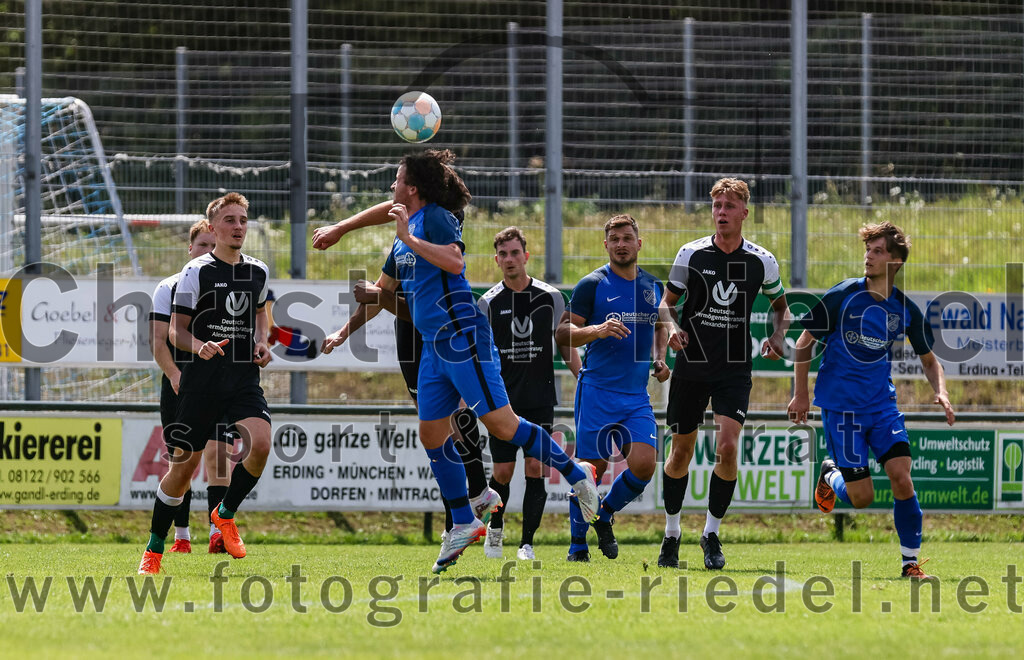 2023-07-22_096_FC_Langengeisling_gegen_VfB_Eichstaett_II | Erding, Deutschland, 22.07.2023:
Fußball, Bezirksliga Oberbayern Ost 2023 / 2024, Testspiel, FC Langengeisling gegen VfB Eichstätt II, Endergebnis: 3:2

Siegfried Kübler (VFB Eichstätt, #32), Fabian Aigner (FC Langengeisling, #19), Andreas Buchberger (FC Langengeisling, #6), Niklas Walter (VFB Eichstätt, #10), Diart Tahiri (FC Langengeisling, #16)

Foto: Christian Riedel / fotografie-riedel.net