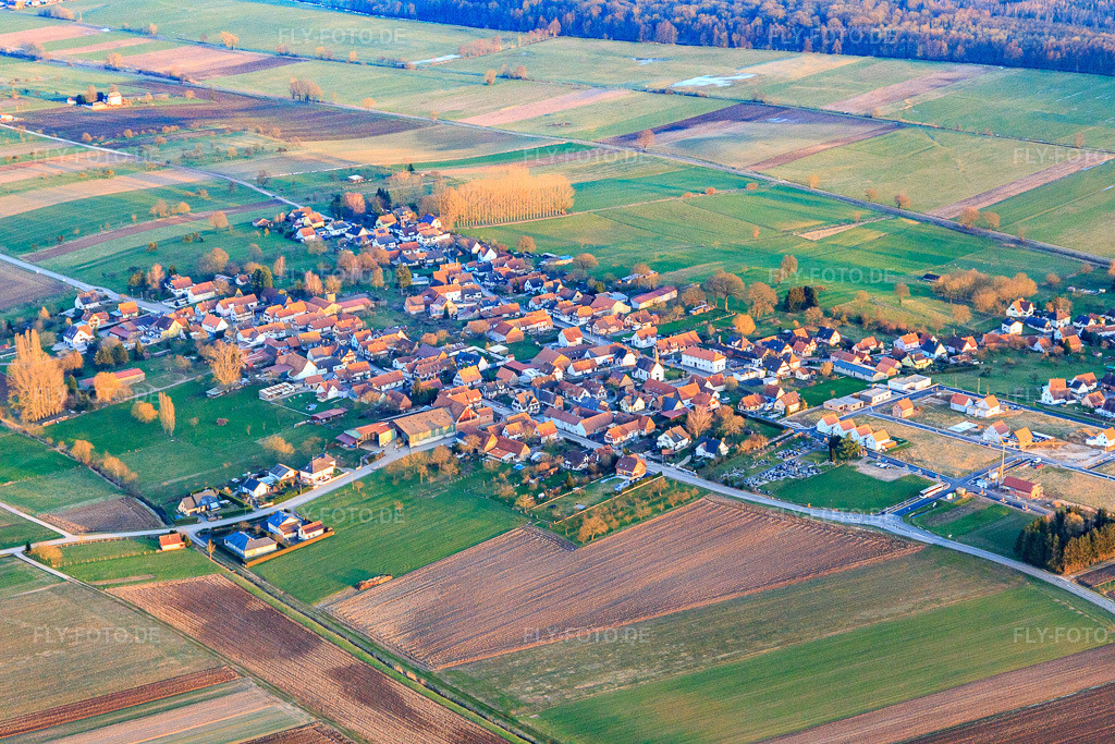 Luftbild: Ortsansicht von Südwesten in Betschdorf im Bundesland Bas-Rhin in Frankreich. – Foto: IMG_105002.jpg vom 21.03.2018 durch Werner Riehm/FLY-FOTO.de – Auflösung des Originals: 5472 x 3648 px