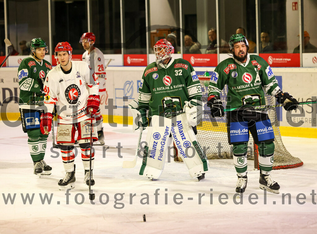 2023-10-20_091_TSV_Erding_gegen_EHC_Klostersee | Erding, Deutschland, 20.10.2023:.Eishockey, Bayernliga Vorrunde 2023 / 2024, 2. Spieltag, TSV Erding gegen EHC Klostersee, Endergebnis: 7:2..Philipp Quinlan (EHC Klostersee, #61), Torwart Dimitri Pätzold (Erding Gladiators, #32), Rudolf Lorenz (Erding Gladiators, #91)..Foto: Christian Riedel / fotografie-riedel.net