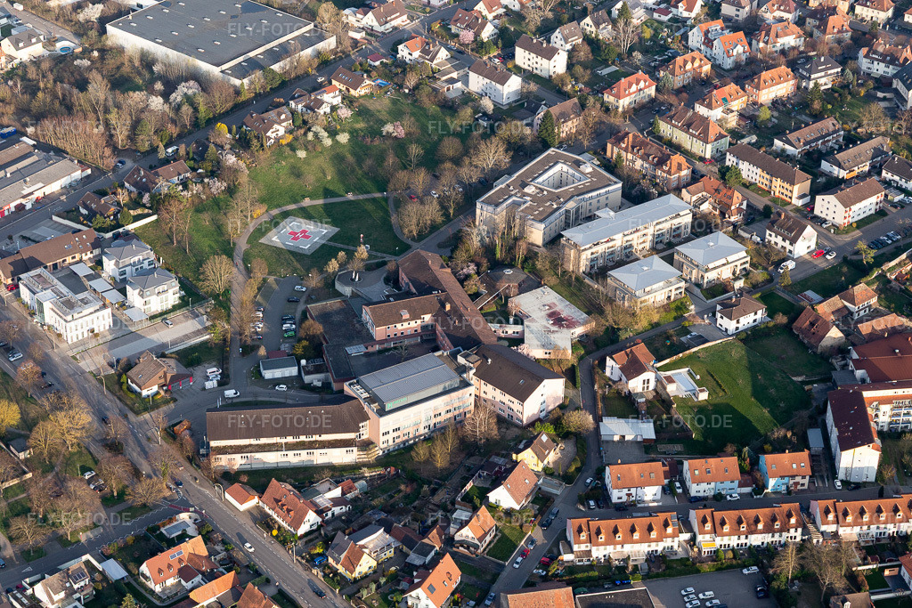 Luftbild: Klinikgelände des Krankenhauses Helios Rosmann Klinik in Breisach am Rhein im Bundesland Baden-Württemberg in Deutschland. Foto: IMG_113175.jpg vom 22.03.2019 durch Werner Riehm/FLY-FOTO.de