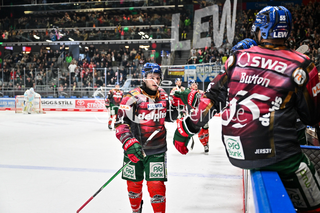 Augsburger Panther - Dresdner Eislöwen | AUGSBURG, DEUTSCHLAND - 06. MÄRZ: Jubel der Augsburger nach dem Treffer zum 3-2 durch D. J. BUSDEKER (Augsburger Panther 14) / Tor / Torschuetze / Freude / Happy / während dem Match zwischen den Augsburger Panthern und den Dresdner Eislöwen am 49. Spieltag der Penny DEL im Curt Frenzel Stadion