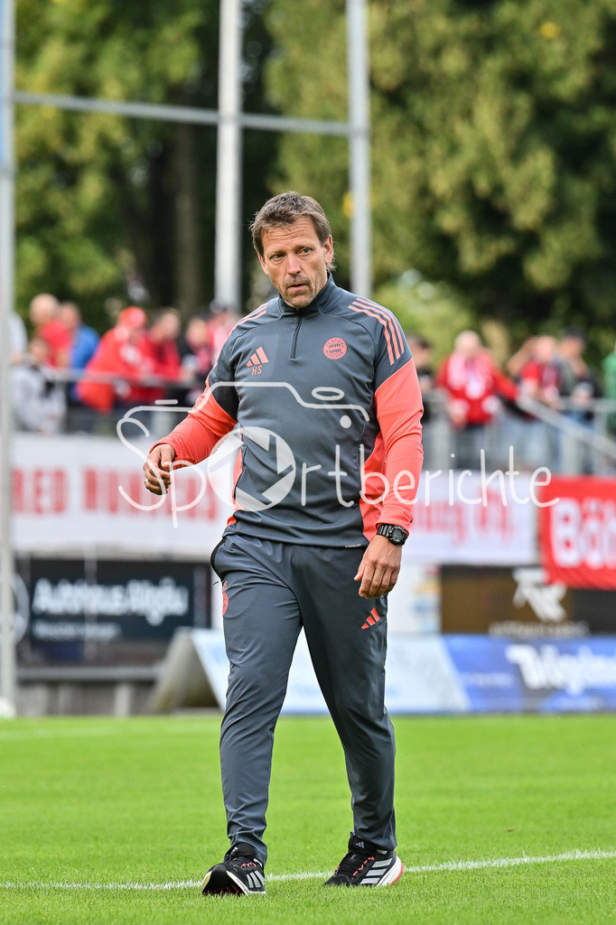 FC Memmingen - FC Bayern Amateure | im Bild Holger SEITZ Cheftrainer FC Bayern München II / Einzelfoto / Freisteller / Regionalliga Bayern: FC Memmingen - FC Bayern München II; Arena Memmigen am 29.08.2025