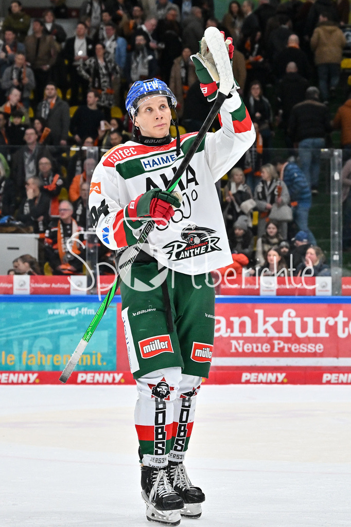 Löwen Frankfurt -Augsburger Panther | Die Augsburger Panther bedanken sich bei den mitgereisten Fans nach der Niederlage in Franfurt / DEL: Loewen Frankfurt - Augsburger Panther, Eissporthalle Frankfurt am 14.02.2025 / Anrei HAKULINEN (Augsburger Panther #94)
