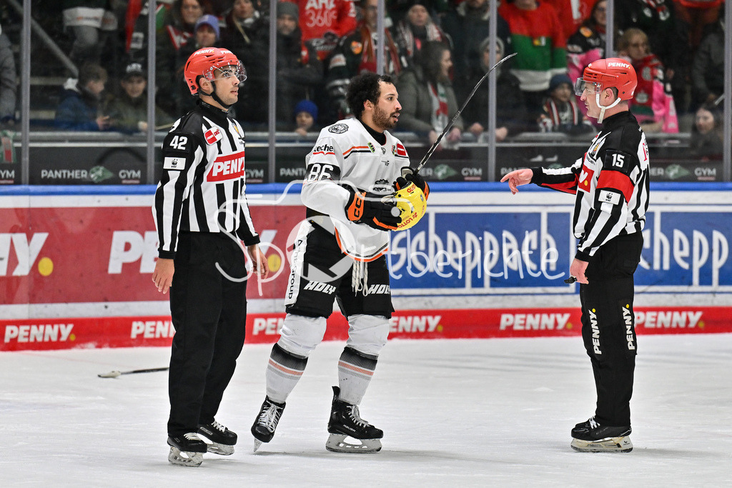 Augsburger Panther - Löwen Frankfurt  | ein fight zwischen Cameron BRACE (Löwen Frankfurt #86) und Riley McCOURT (Augsburger Panther #72) / Kampf / Faustkampf / DEL: Augsburger Panther - Loewen Frankfurt, Curt Frenzel Stadion am 12.01.2025