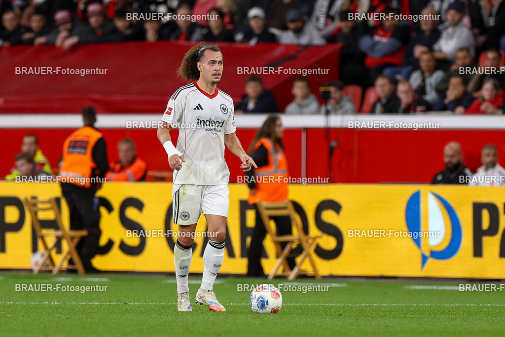 Bayer 04 Leverkusen vs Eintracht Frankfurt - Bundesliga  | Leverkusen, Deutschland, 12.09.25:   Arthur Theate (Eintracht Frankfurt) in Aktion am Ball, Einzelaktion waehrend des Spiels der Bundesliga zwischen  Bayer 04 Leverkusen vs Eintracht Frankfurt in der BayArena(Foto von Brauer-Fotoagentur / Adrian Schlueter)