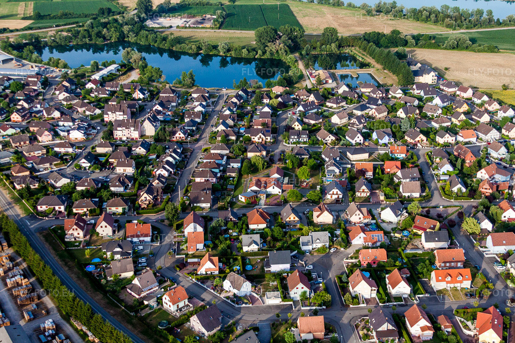 Vue aérienne: Zone de peuplement à Soufflenheim dans le département Bas Rhin, France. Photo: IMG_30549.jpg prise le 09/07/2010 par Werner Riehm/FLY-FOTO.eu – Résolution de l'original: 4752 x 3168 px