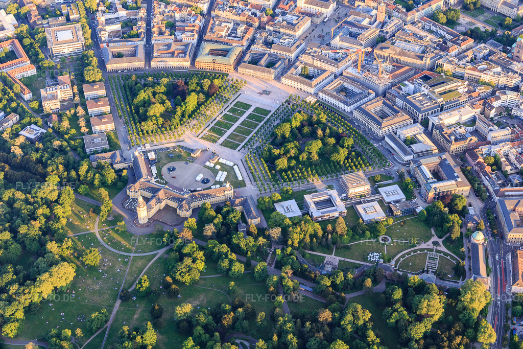 Luftbild: Schlossgarten, Schlossplatz und Botanischer Garten um das Schloss Karlsruhe im Ortsteil Innenstadt-West in Karlsruhe im Bundesland Baden-Württemberg in Deutschland. Foto: IMG_146734.jpg vom 14.05.2025 durch Werner Riehm/FLY-FOTO.deLink zu youtube